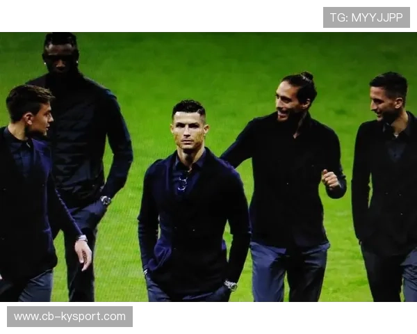 C罗与队友亲密互动，更衣室氛围融洽，c罗与球迷合影